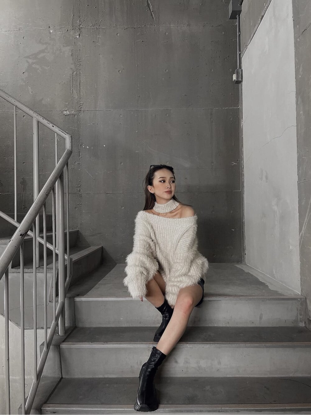 ブラック系のブーツ、ホワイト系のニット/セーターを着用したレディースの秋コーディネートの2枚目の写真