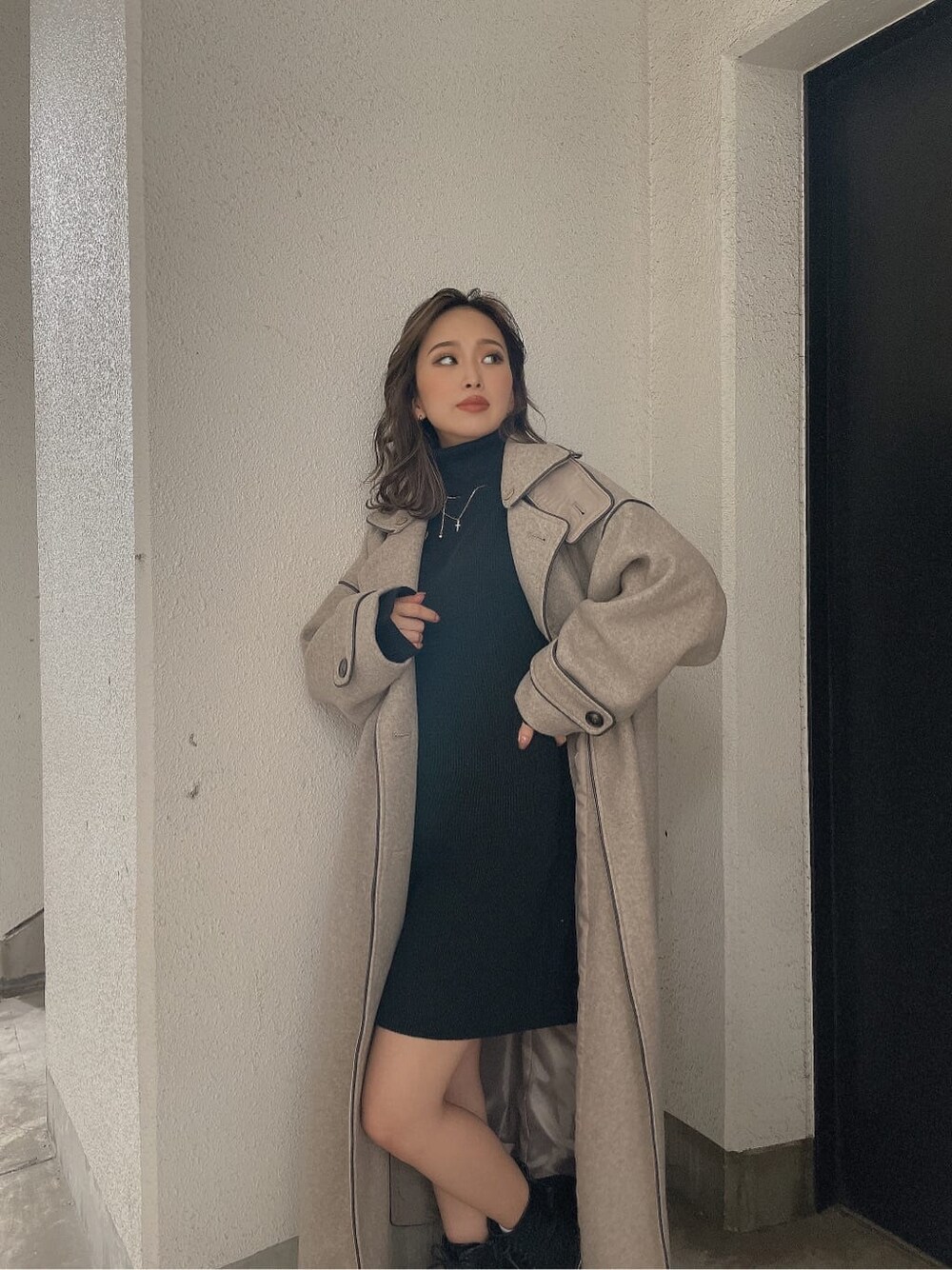 ベージュ系のその他アウター、ブラック系のワンピースを着用したレディースの秋コーディネートの4枚目の写真