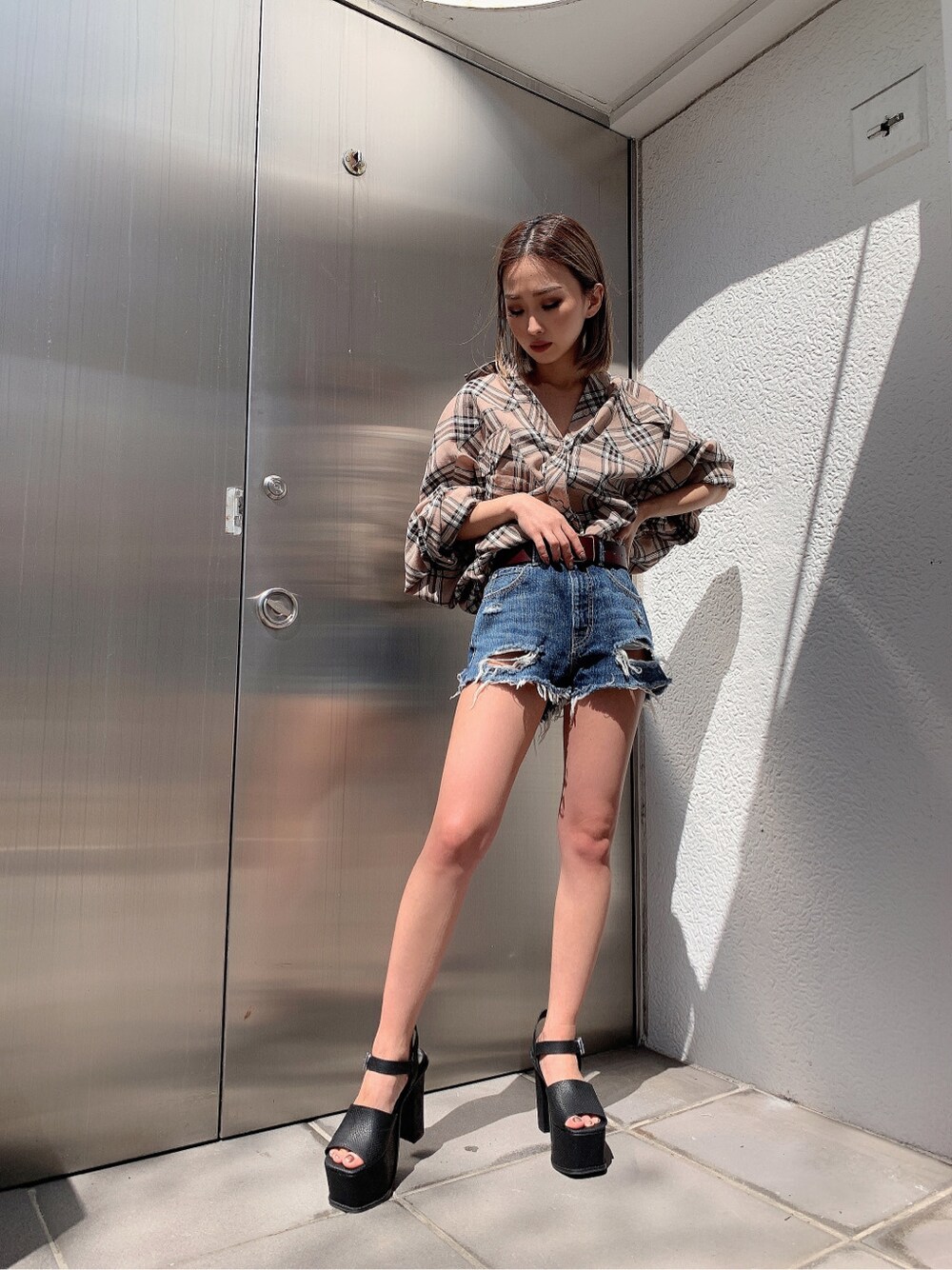 ベージュ系のシャツ/ブラウス、ブルー系のデニムパンツ、ブラック系のサンダルを着用したレディースの春コーディネートの2枚目の写真