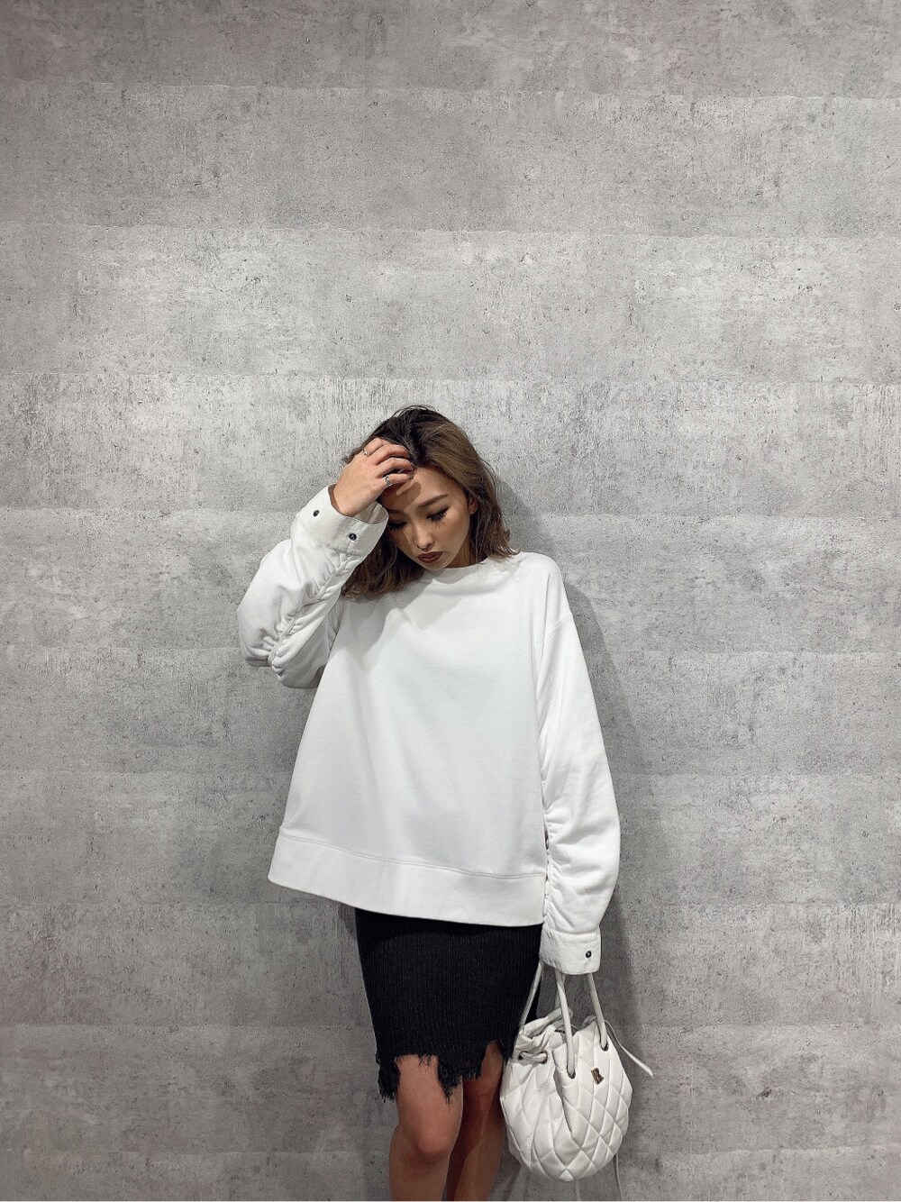 ホワイト系のスウェット、グレー系のスカートを着用したレディースの冬コーディネートの4枚目の写真