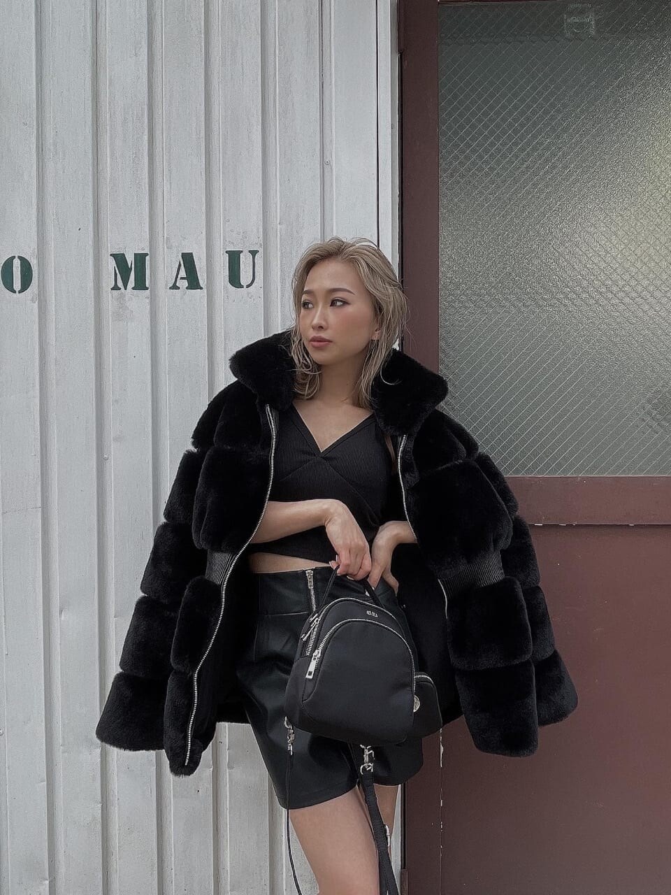 ブラック系のその他アウター、ブラック系のスカート、ブラック系のバックパック/リュックを着用したレディースの冬コーディネートの4枚目の写真