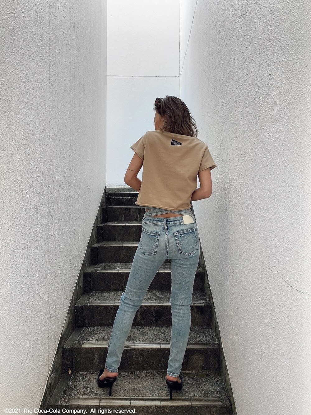 ブルー系のデニムパンツ、ベージュ系のTシャツ/カットソーを着用したレディースの春コーディネートの4枚目の写真