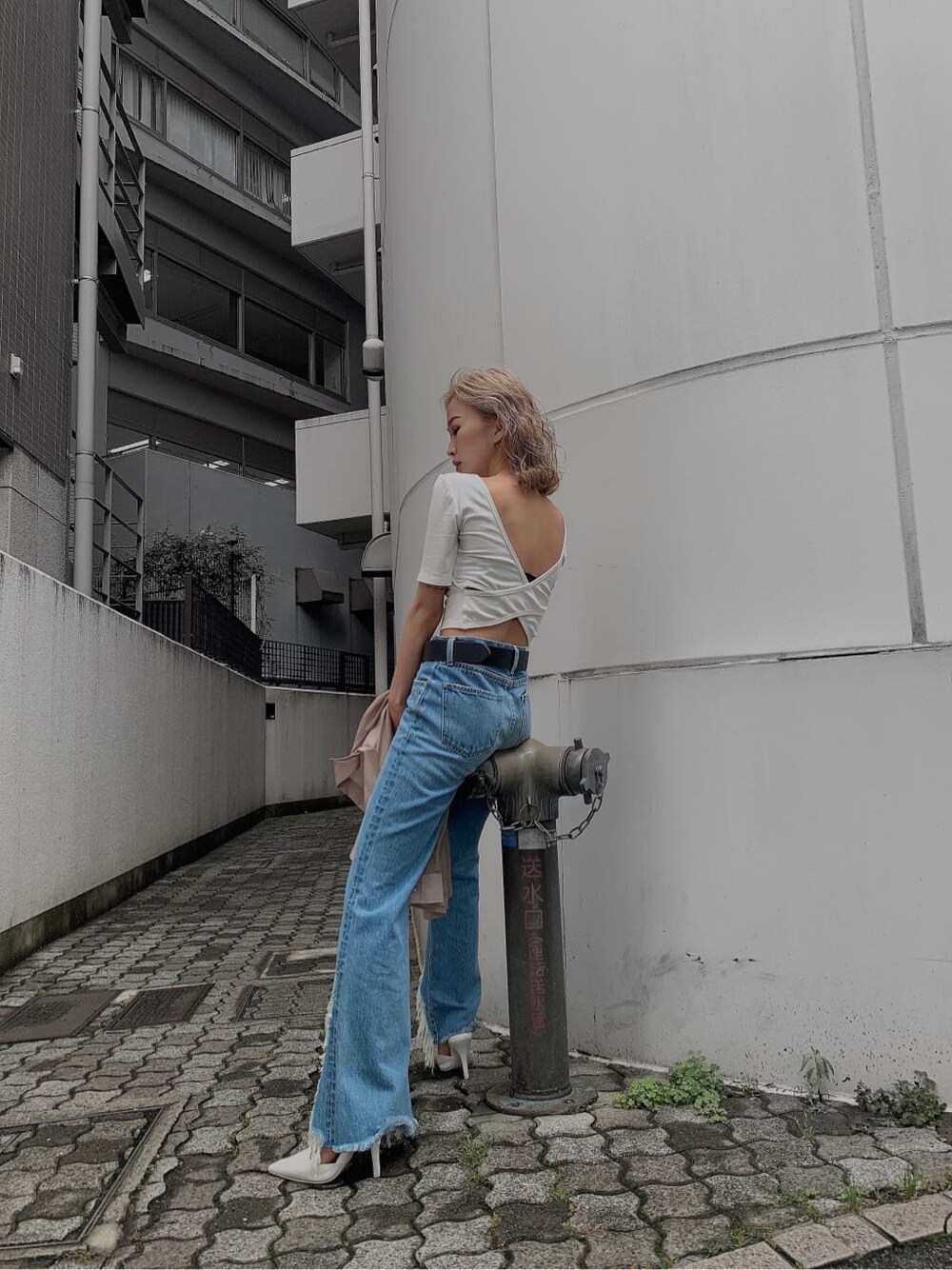 ブルー系のデニムパンツ、ホワイト系のTシャツ/カットソー、ベージュ系のシャツ/ブラウスを着用したレディースの夏コーディネートの2枚目の写真