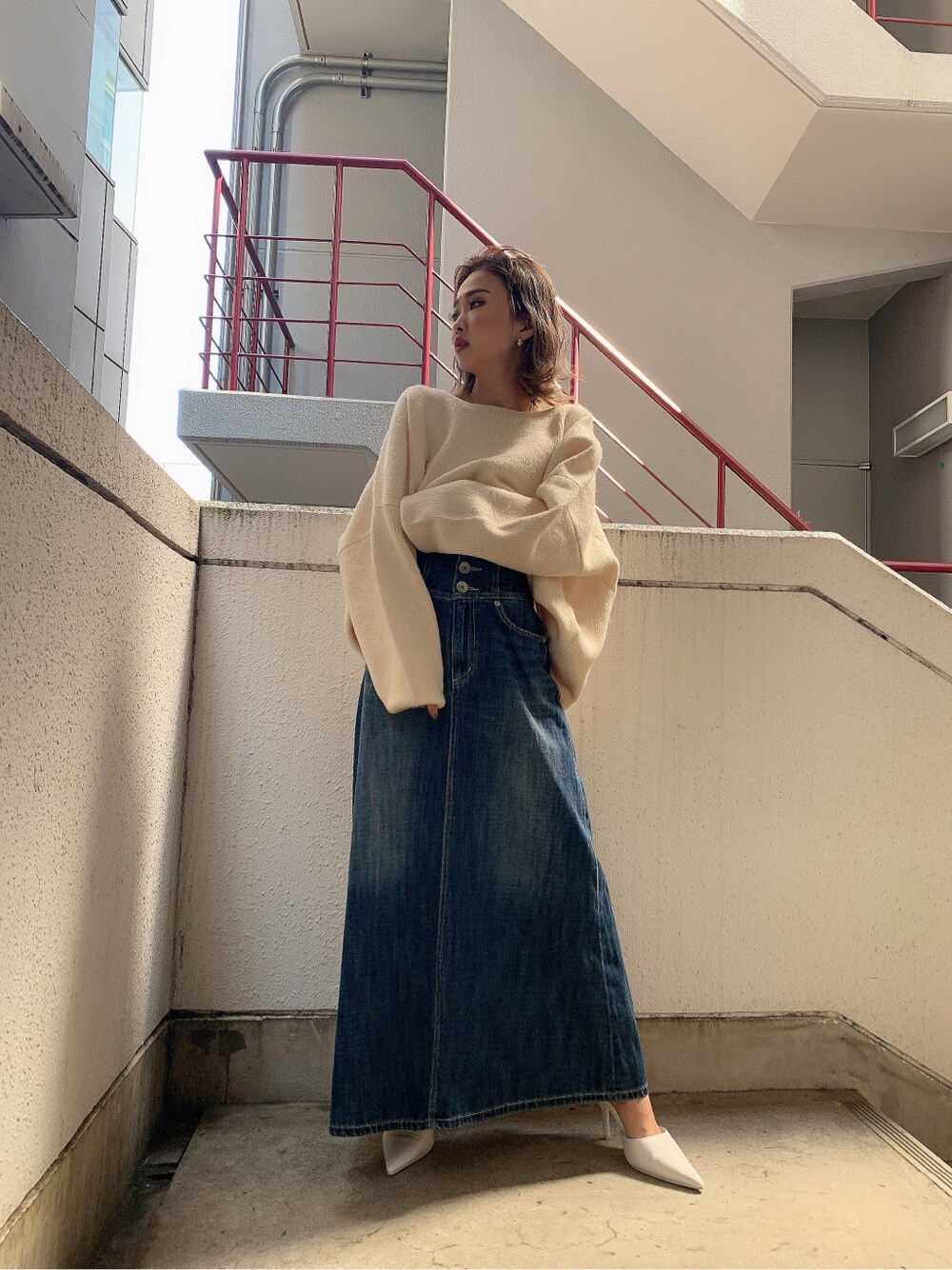 ホワイト系のパンプス、ホワイト系のニット/セーターを着用したレディースの春コーディネートの2枚目の写真