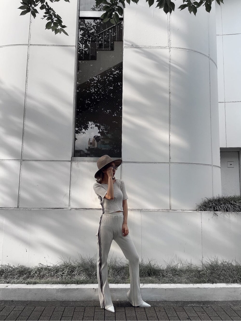 ホワイト系のその他パンツ、ホワイト系のTシャツ/カットソーを着用したレディースの夏コーディネートの3枚目の写真