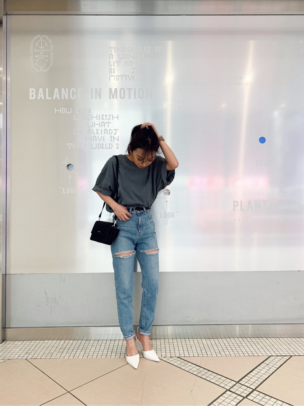 ホワイト系のパンプス、グレー系のTシャツ/カットソーを着用したレディースの春コーディネートの3枚目の写真