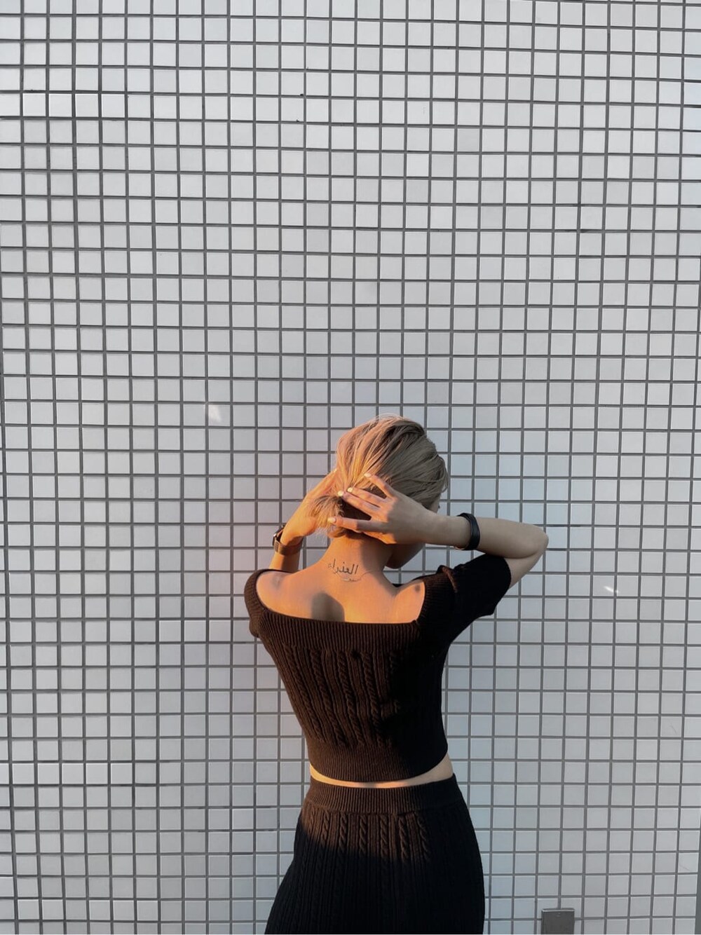 ブラック系のニット/セーターを着用したレディースの夏コーディネートの2枚目の写真