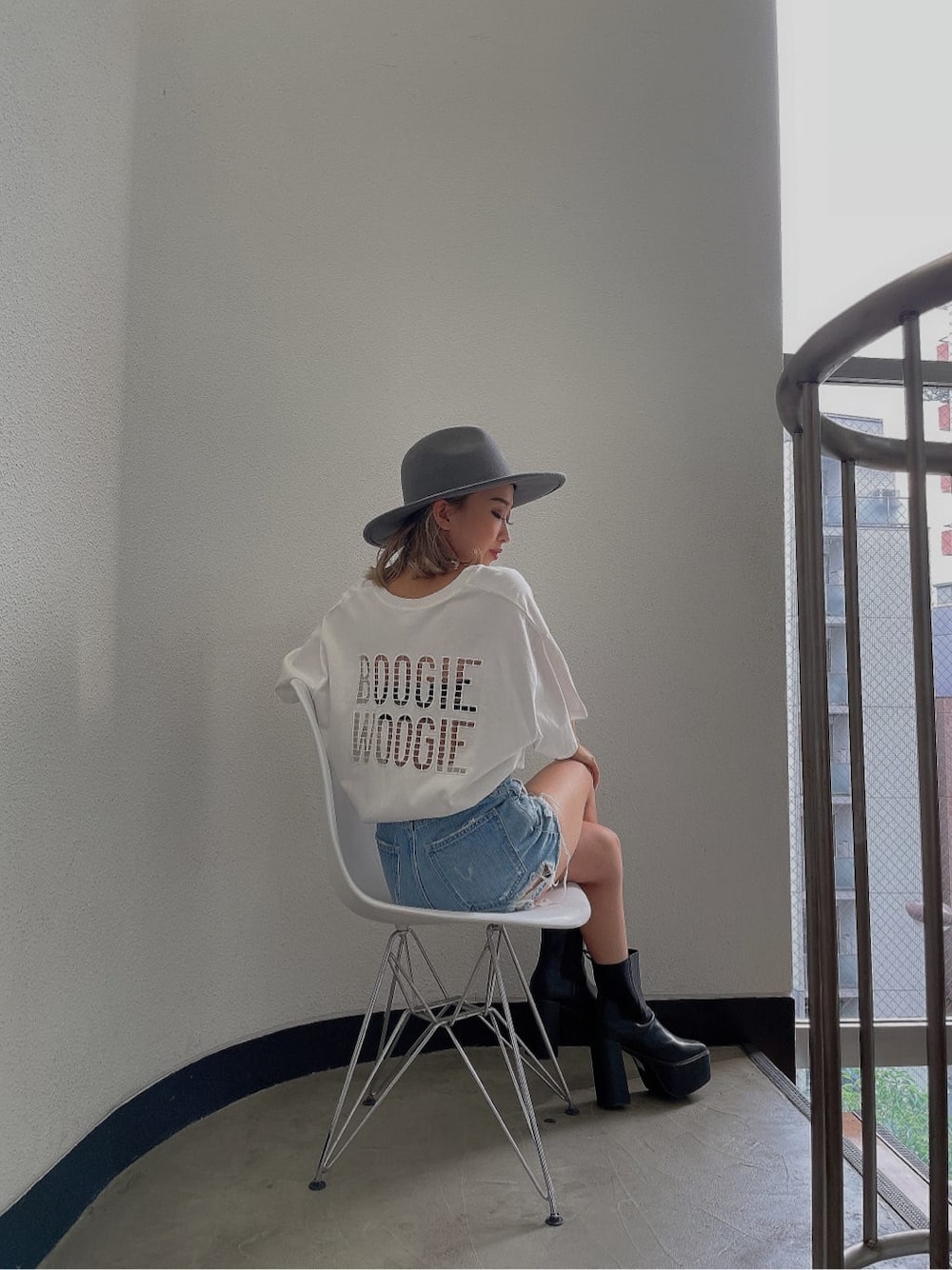 ブルー系のデニムパンツ、ホワイト系のTシャツ/カットソーを着用したレディースの夏コーディネートの2枚目の写真