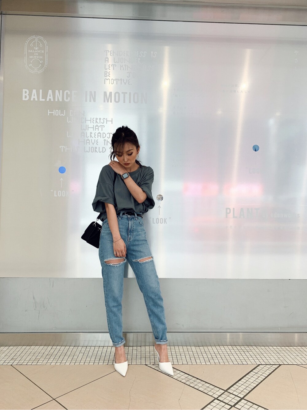 ホワイト系のパンプス、グレー系のTシャツ/カットソーを着用したレディースの春コーディネートの2枚目の写真