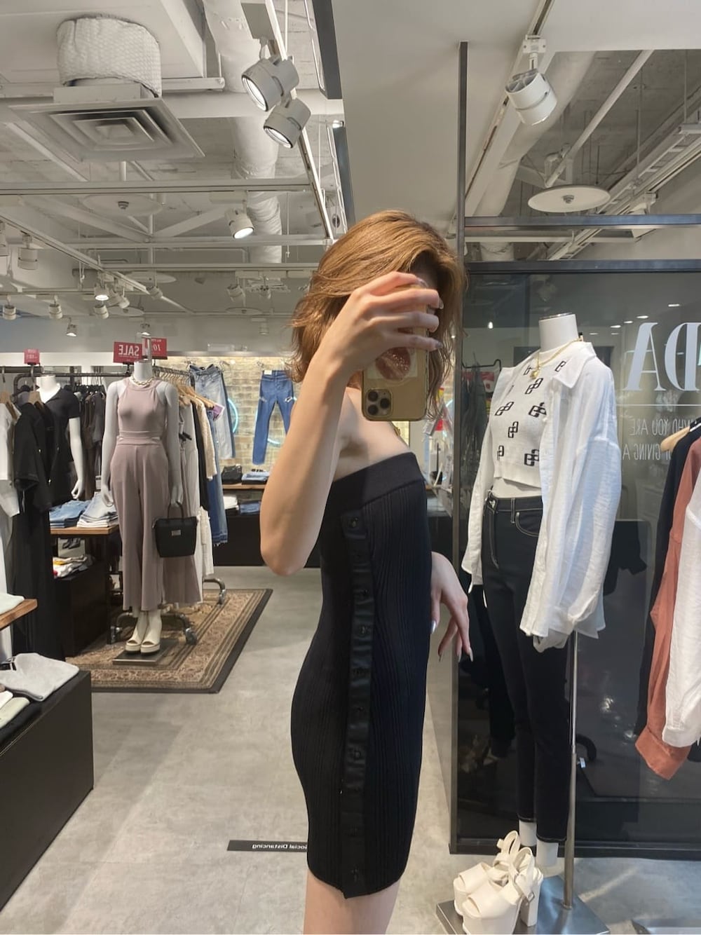 ブラック系のワンピース、ブラック系のサンダルを着用したレディースの夏コーディネートの3枚目の写真