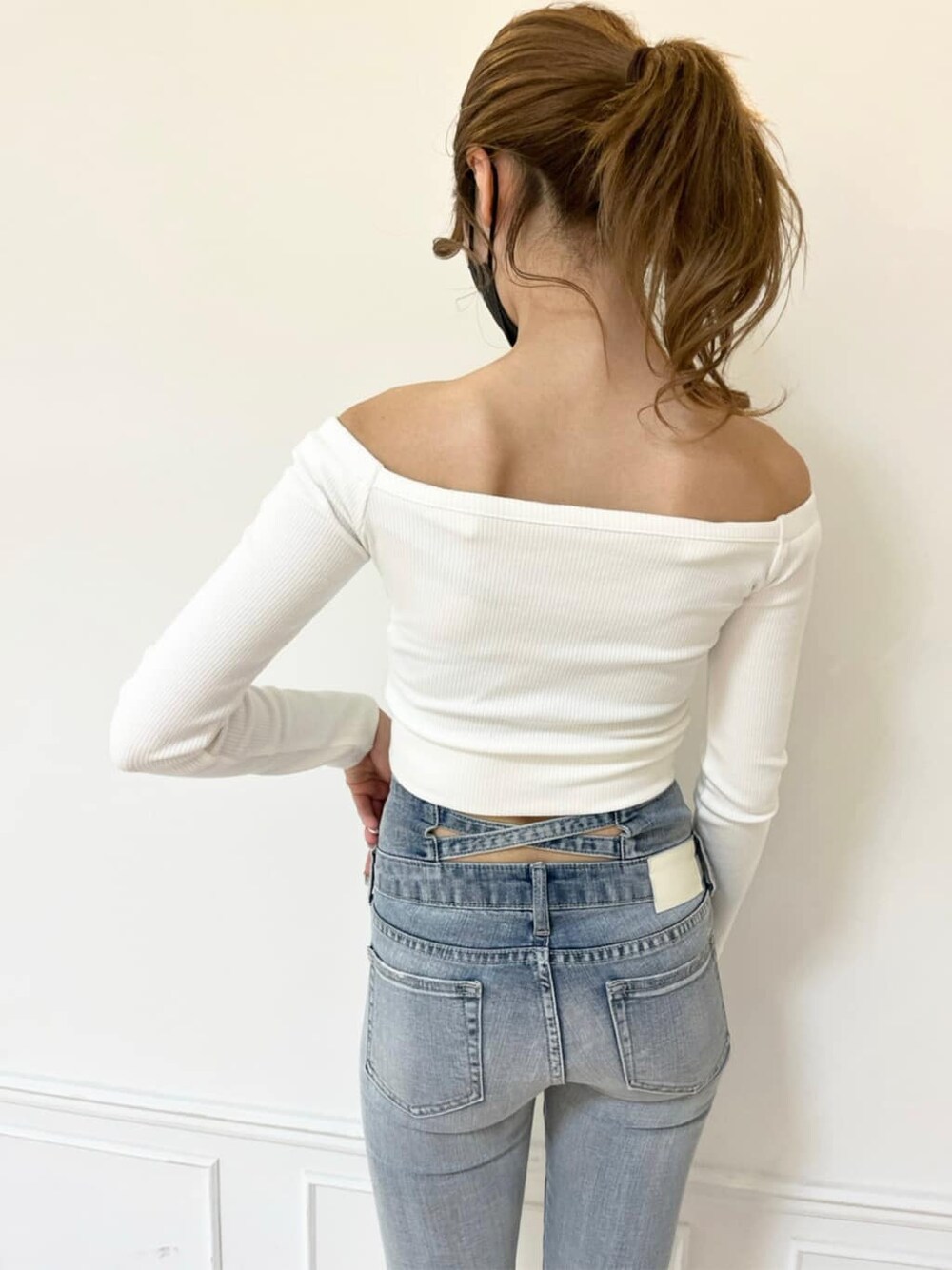 ホワイト系のパンプス、グリーン系のトレンチコート、ホワイト系のTシャツ/カットソーを着用したレディースの春コーディネートの7枚目の写真