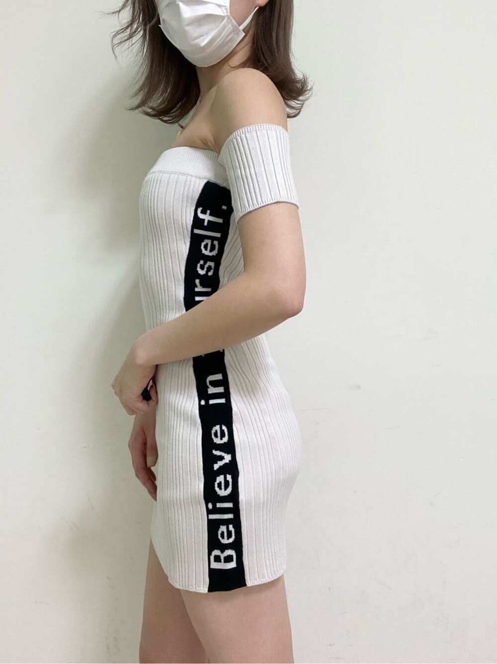 ブラック系のブーツ、ブラック系のチューブトップを着用したレディースの夏コーディネートの5枚目の写真