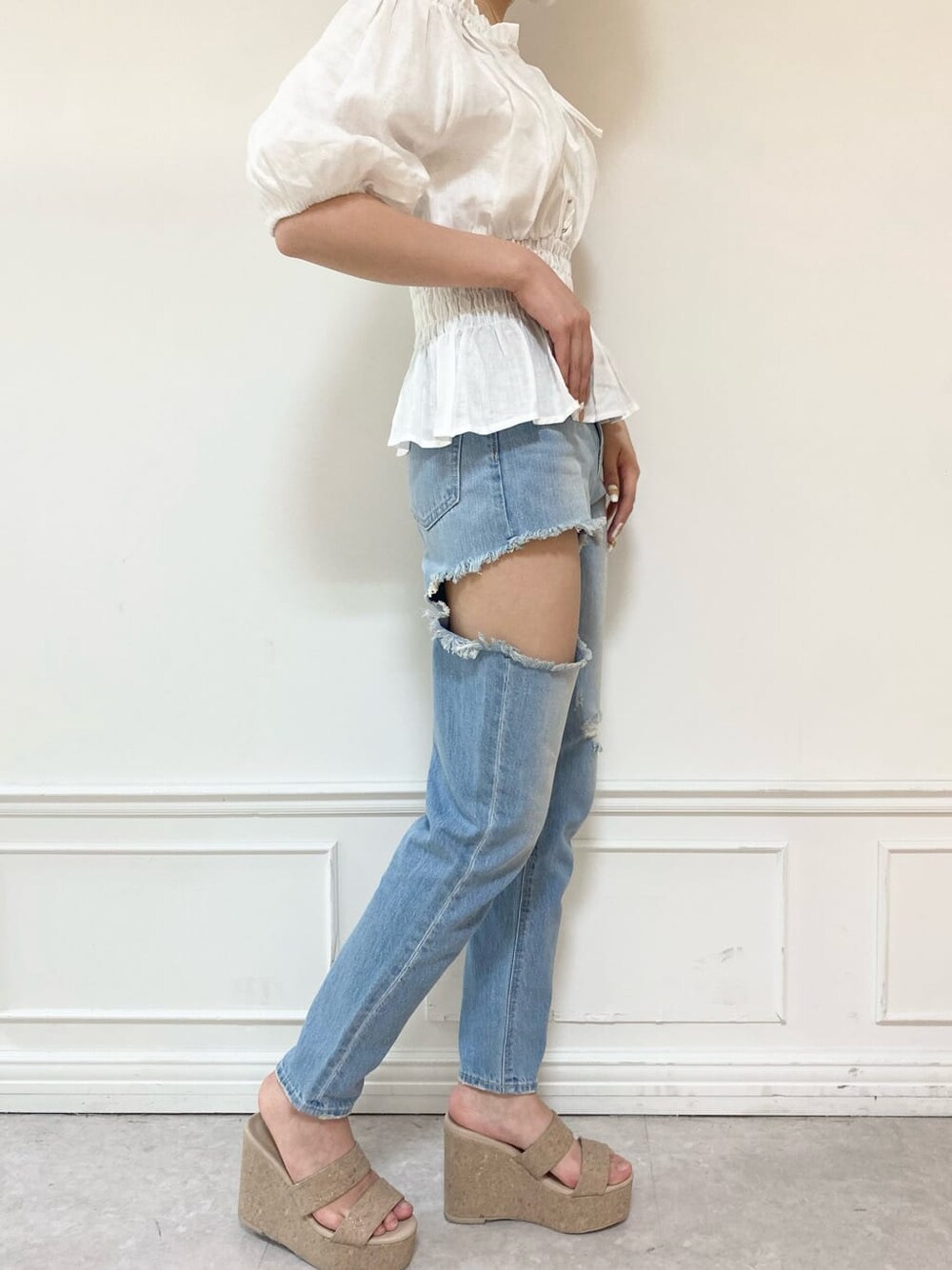 ベージュ系のハンドバッグ、ホワイト系のシャツ/ブラウス、ホワイト系のサンダルを着用したレディースの春コーディネートの8枚目の写真