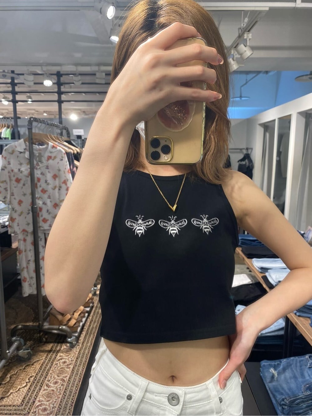 ホワイト系のシャツ/ブラウス、ホワイト系のその他パンツ、ブラック系のサンダルを着用したレディースの夏コーディネートの7枚目の写真