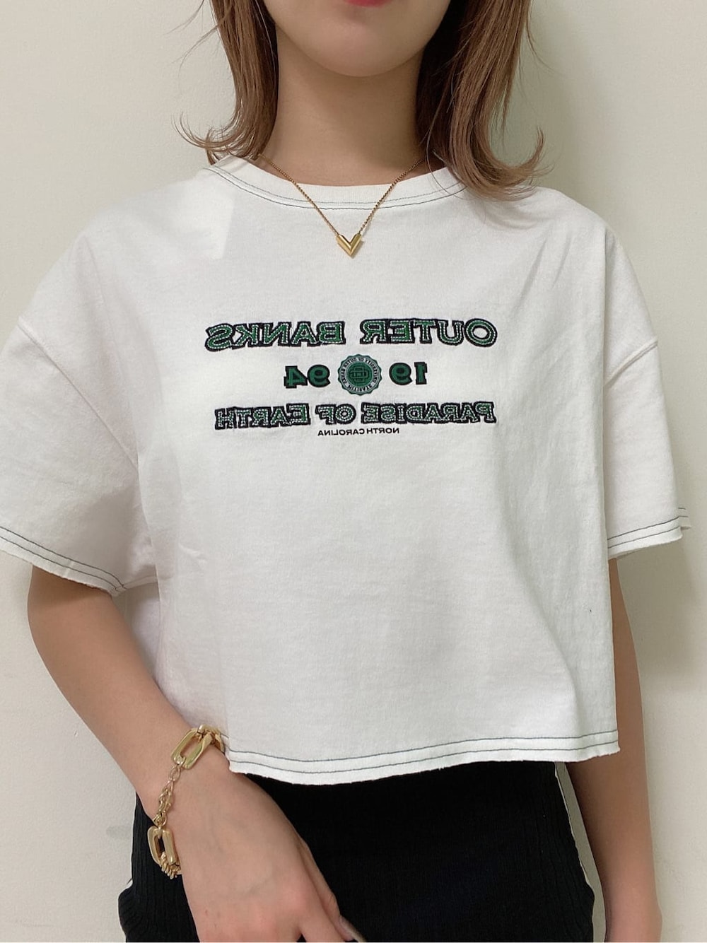 ブラック系のスカート、ブラック系のサンダル、ホワイト系のTシャツ/カットソーを着用したレディースの夏コーディネートの5枚目の写真