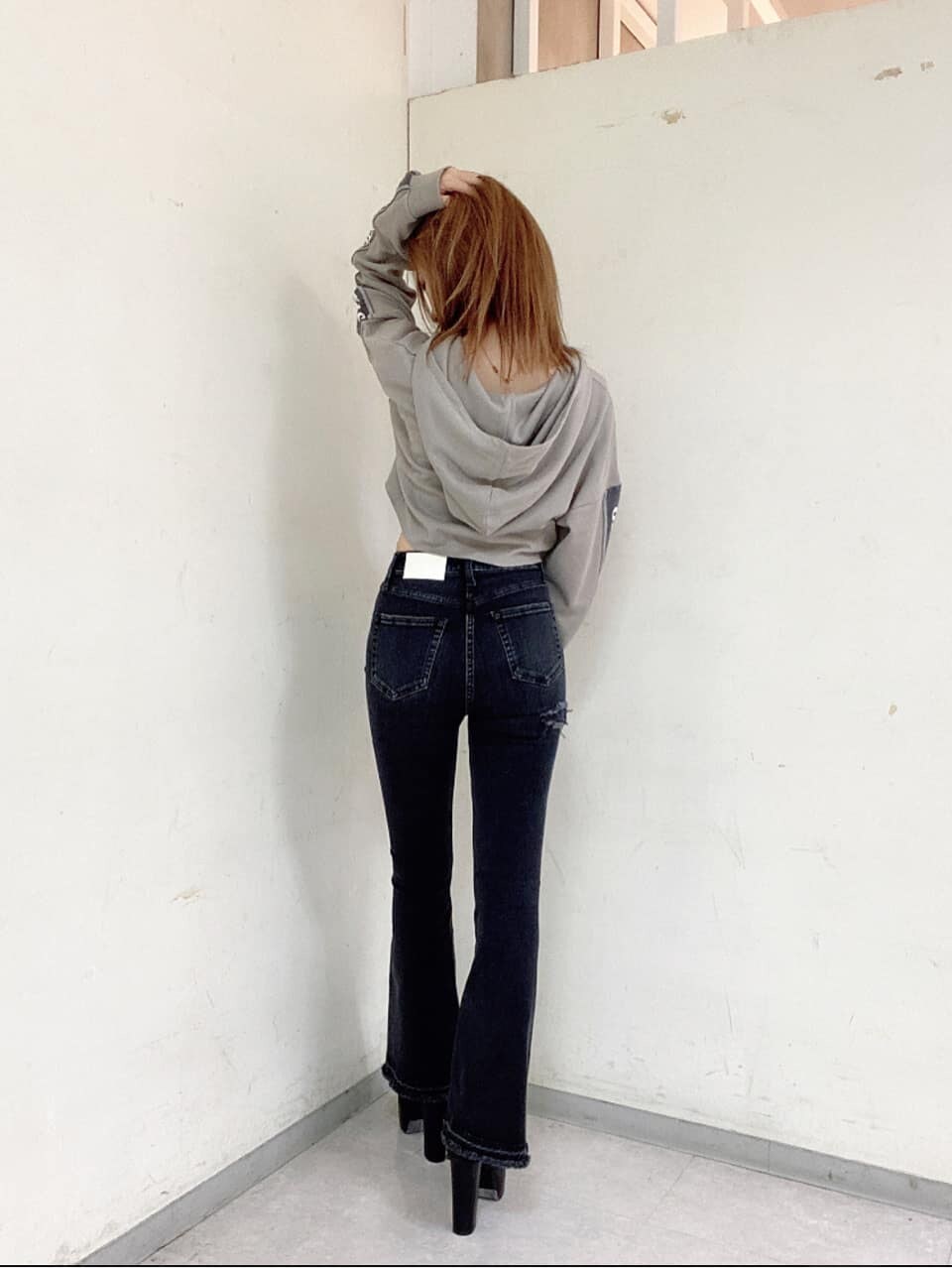 「GYDA」｜「GYDAのH/W BACKRIPPED SHAPELY LINEフレアデニムパンツ（デニムパンツ、ブラック系）」を使った、reinaさん（レディース・162cm）の夏コーディネートの3枚目の写真