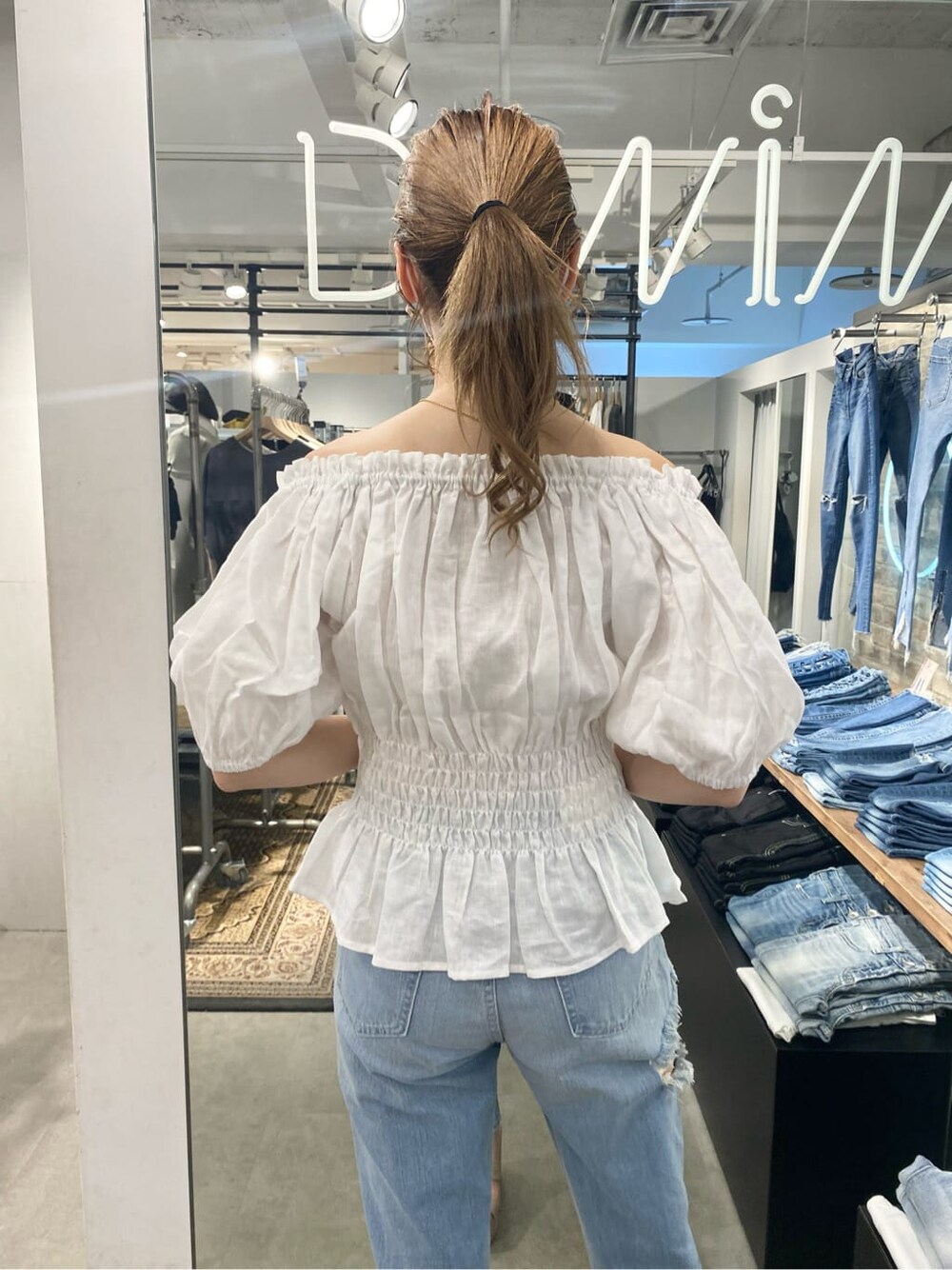 ベージュ系のハンドバッグ、ホワイト系のシャツ/ブラウス、ホワイト系のサンダルを着用したレディースの春コーディネートの5枚目の写真