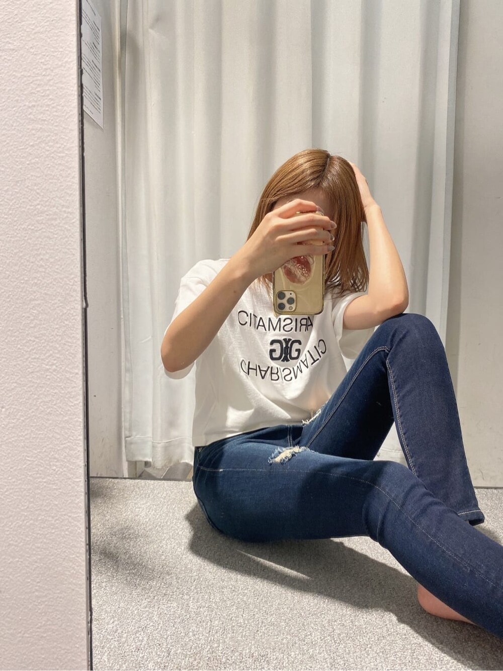 ブルー系のデニムパンツ、ホワイト系のTシャツ/カットソー、ホワイト系のパンプスを着用したレディースの夏コーディネートの8枚目の写真