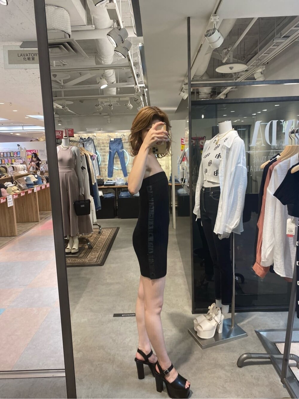 ブラック系のワンピース、ブラック系のサンダルを着用したレディースの夏コーディネートの2枚目の写真