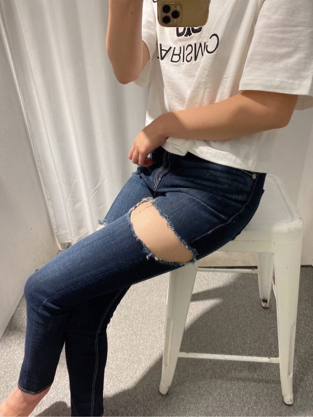 ブルー系のデニムパンツ、ホワイト系のTシャツ/カットソー、ホワイト系のパンプスを着用したレディースの夏コーディネートの7枚目の写真