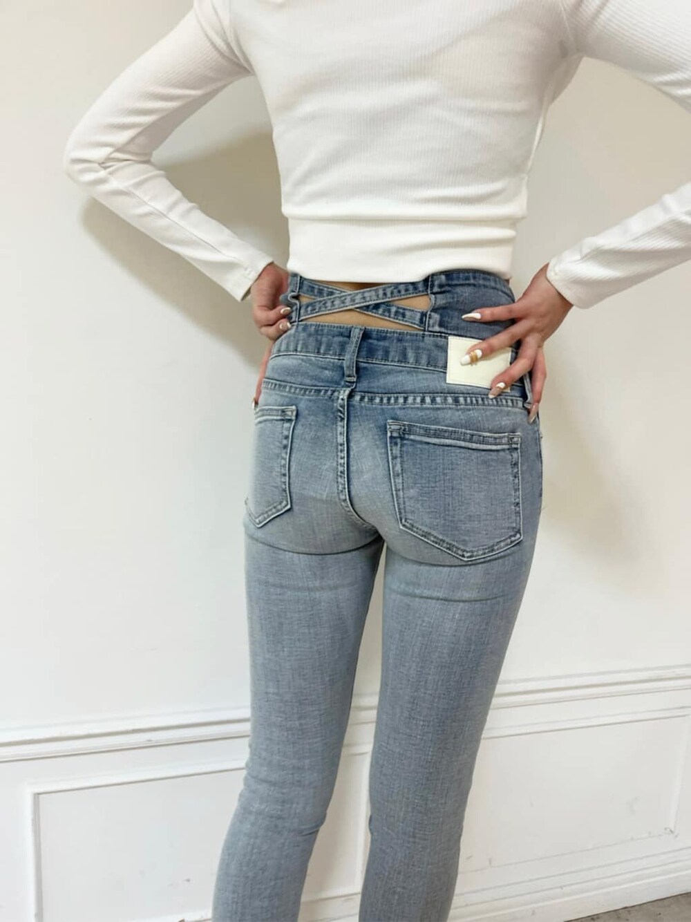 ホワイト系のパンプス、グリーン系のトレンチコート、ホワイト系のTシャツ/カットソーを着用したレディースの春コーディネートの9枚目の写真