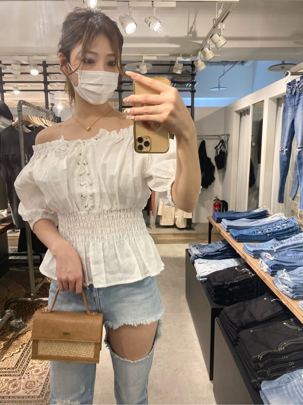 ベージュ系のハンドバッグ、ホワイト系のシャツ/ブラウス、ホワイト系のサンダルを着用したレディースの春コーディネートの4枚目の写真