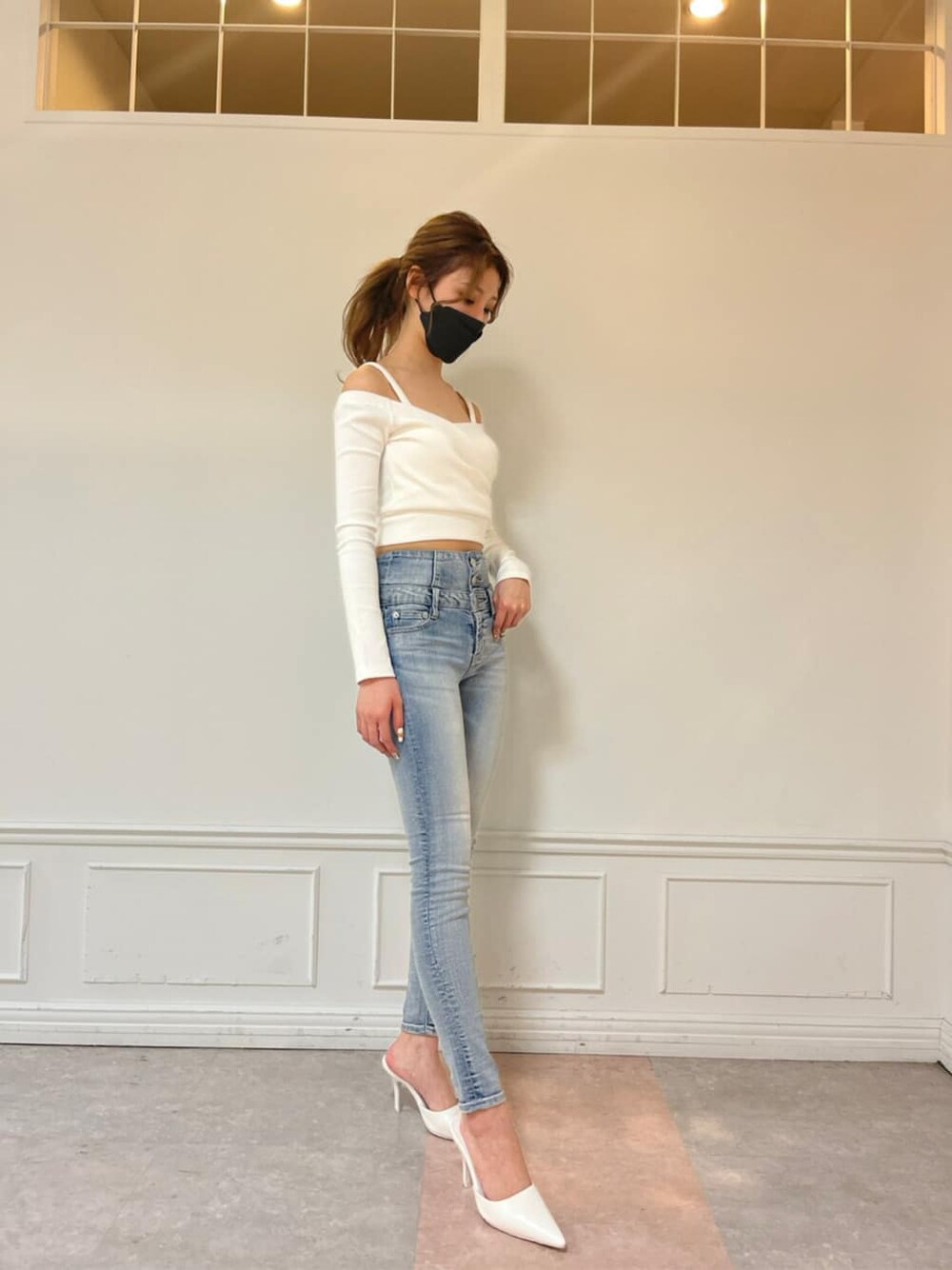 ホワイト系のパンプス、グリーン系のトレンチコート、ホワイト系のTシャツ/カットソーを着用したレディースの春コーディネートの5枚目の写真