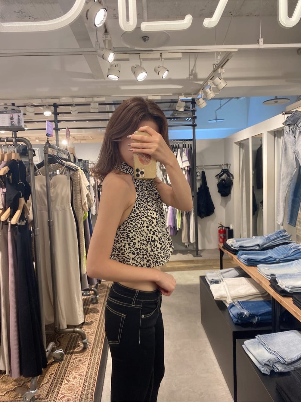 ブラック系のデニムパンツ、その他のシャツ/ブラウス、ブラック系のパンプスを着用したレディースの夏コーディネートの3枚目の写真
