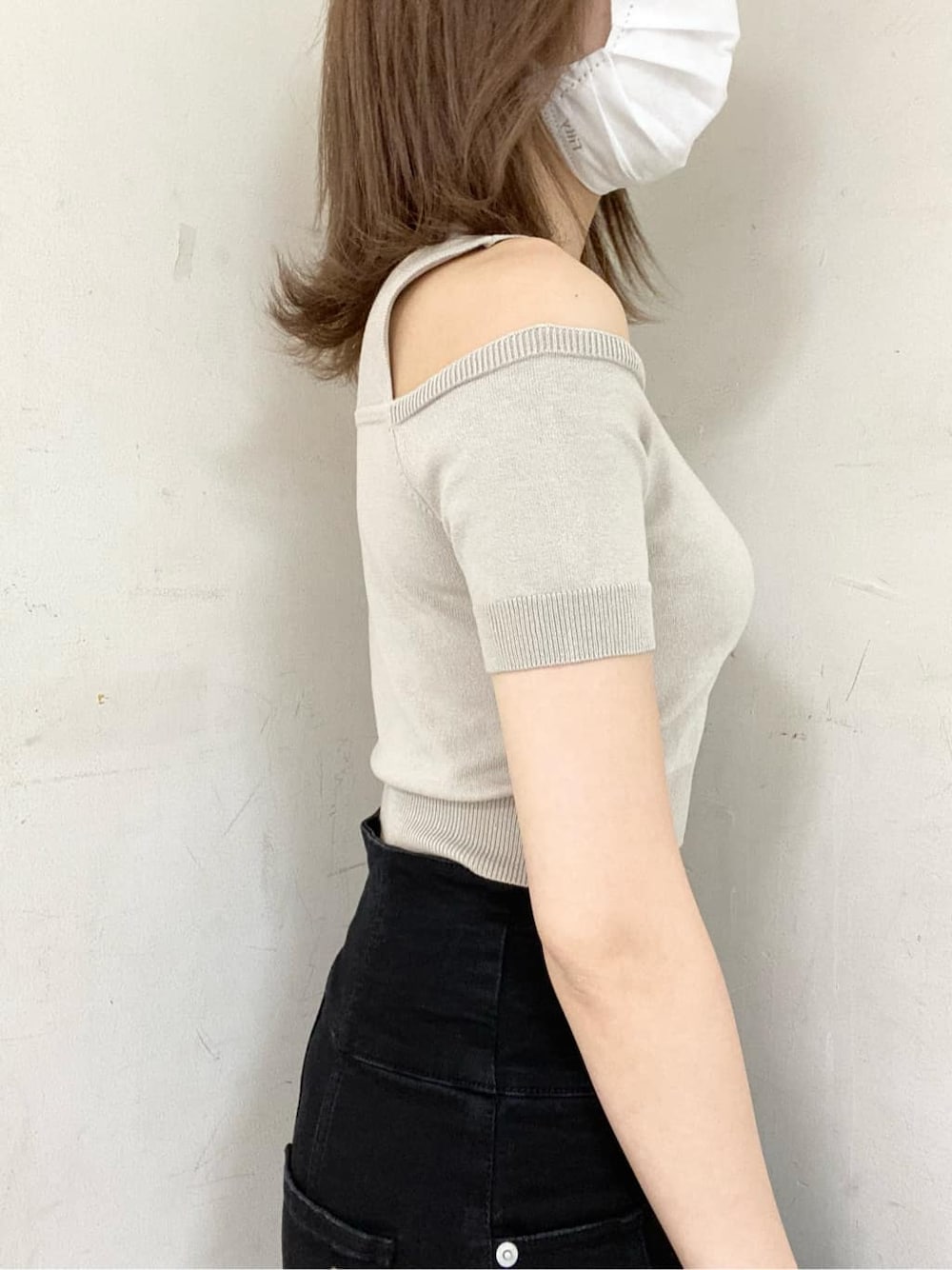 ブラック系のサンダル、ベージュ系のニット/セーター、ブラック系のデニムスカートを着用したレディースの夏コーディネートの6枚目の写真