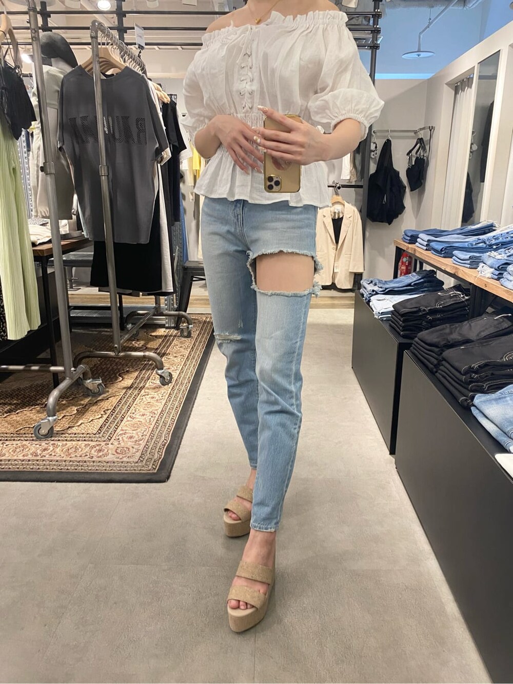 ベージュ系のハンドバッグ、ホワイト系のシャツ/ブラウス、ホワイト系のサンダルを着用したレディースの春コーディネートの6枚目の写真