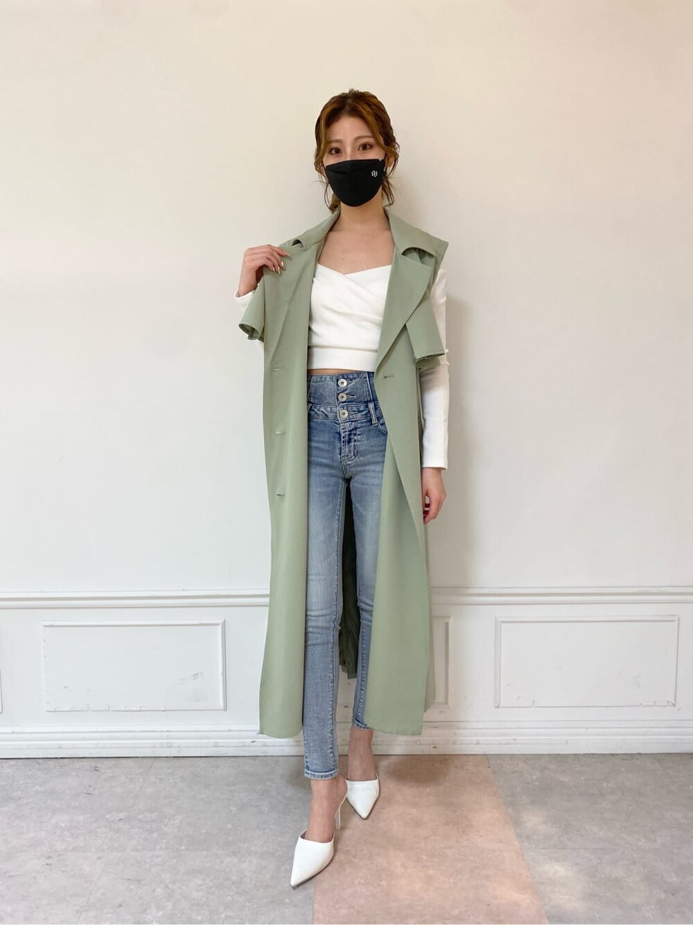 ホワイト系のパンプス、グリーン系のトレンチコート、ホワイト系のTシャツ/カットソーを着用したレディースの春コーディネートの3枚目の写真