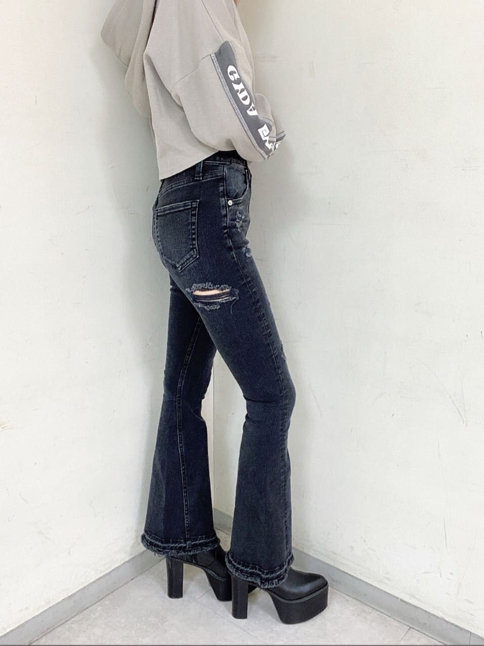 「GYDA」｜「GYDAのH/W BACKRIPPED SHAPELY LINEフレアデニムパンツ（デニムパンツ、ブラック系）」を使った、reinaさん（レディース・162cm）の夏コーディネートの6枚目の写真