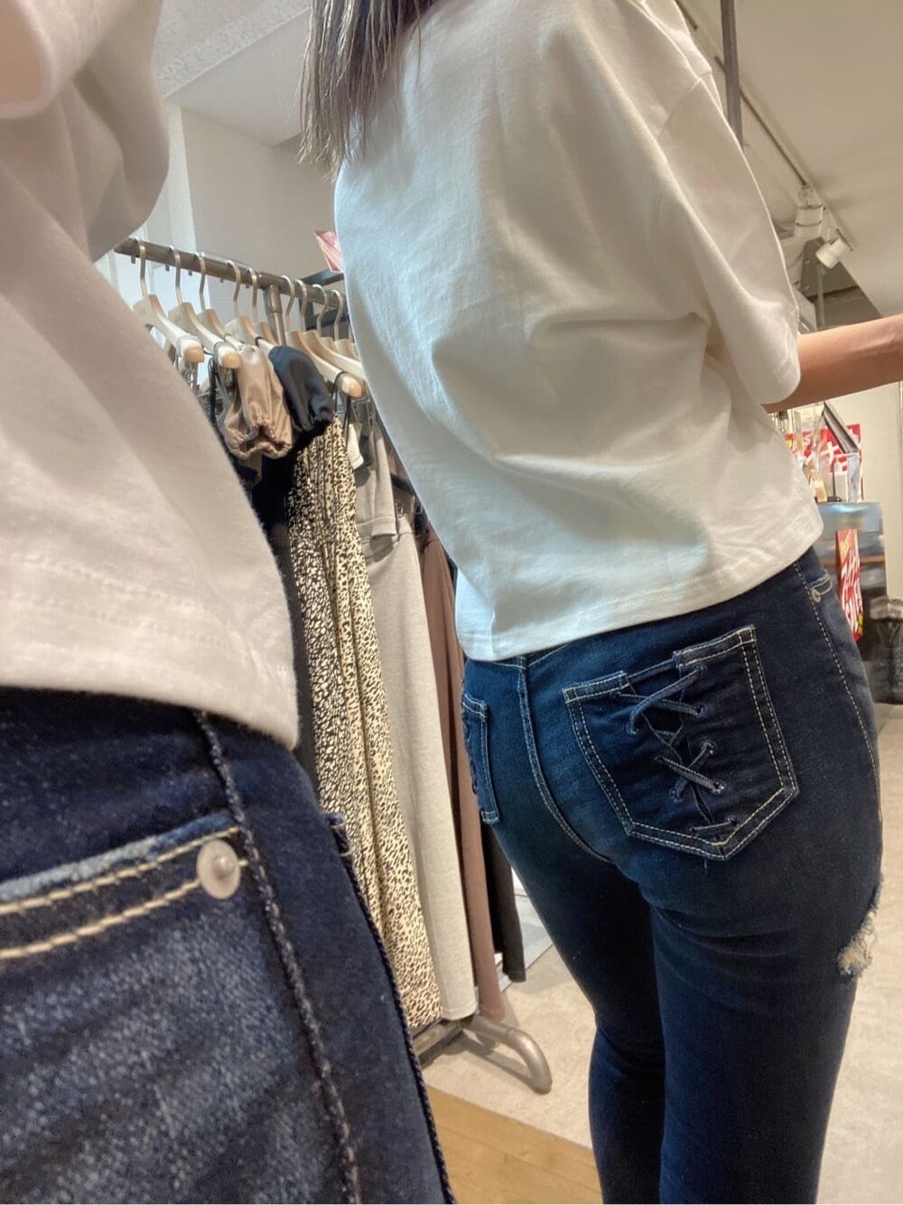ブルー系のデニムパンツ、ホワイト系のTシャツ/カットソー、ホワイト系のパンプスを着用したレディースの夏コーディネートの6枚目の写真