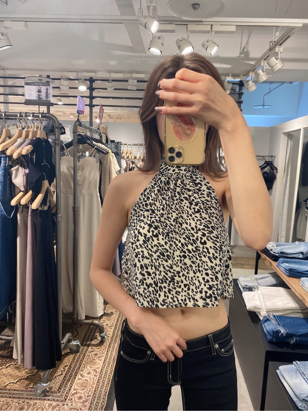 ブラック系のデニムパンツ、その他のシャツ/ブラウス、ブラック系のパンプスを着用したレディースの夏コーディネートの5枚目の写真