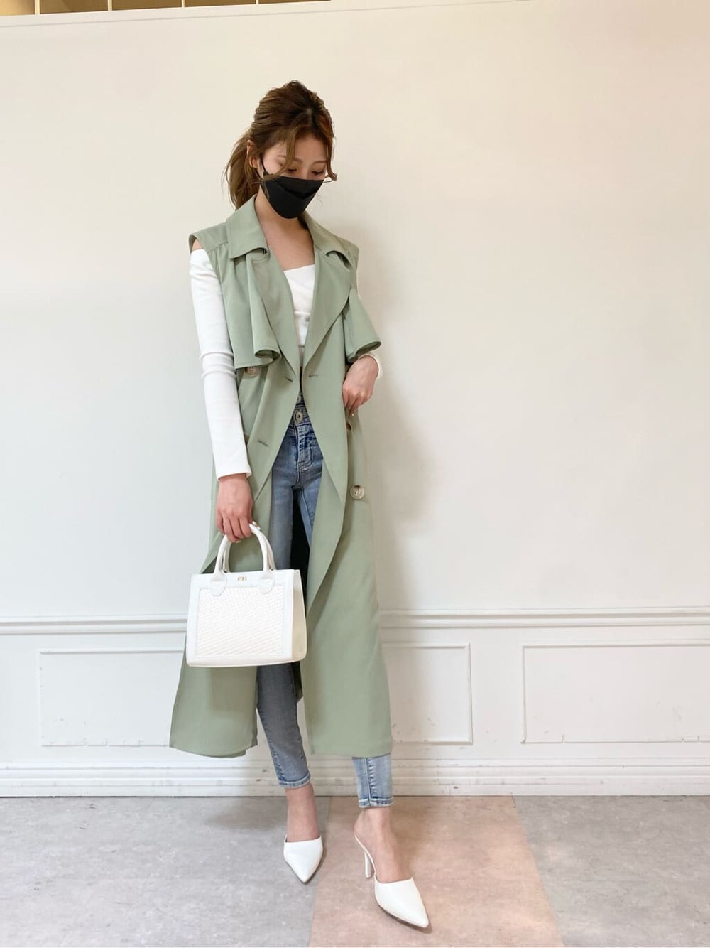 ホワイト系のパンプス、グリーン系のトレンチコート、ホワイト系のTシャツ/カットソーを着用したレディースの春コーディネートの2枚目の写真
