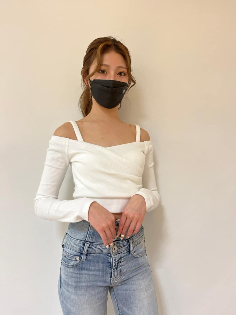 ホワイト系のパンプス、グリーン系のトレンチコート、ホワイト系のTシャツ/カットソーを着用したレディースの春コーディネートの6枚目の写真