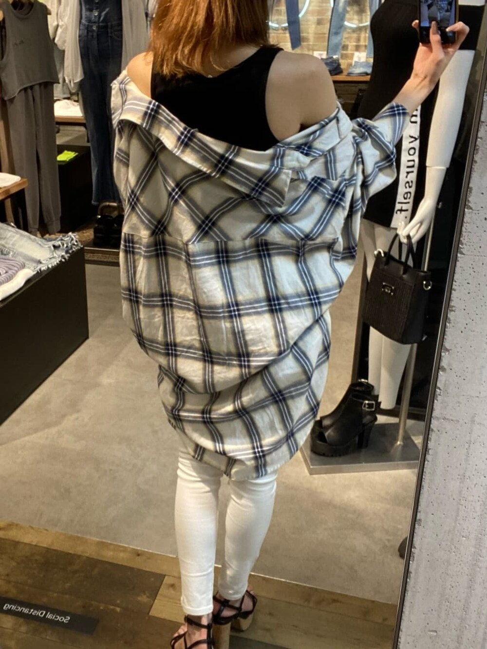 ホワイト系のシャツ/ブラウス、ホワイト系のその他パンツ、ブラック系のサンダルを着用したレディースの夏コーディネートの3枚目の写真