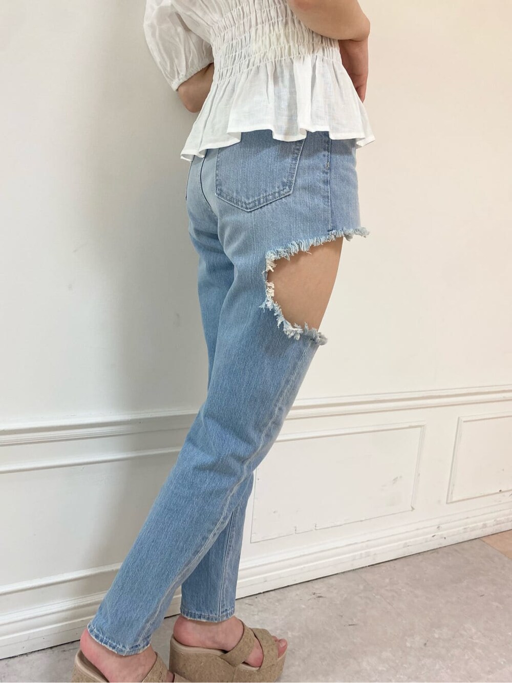 ベージュ系のハンドバッグ、ホワイト系のシャツ/ブラウス、ホワイト系のサンダルを着用したレディースの春コーディネートの7枚目の写真