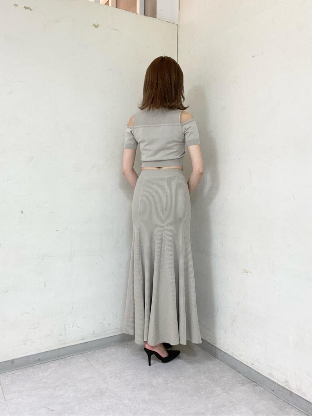 ベージュ系のスカート、ベージュ系のニット/セーターを着用したレディースの夏コーディネートの3枚目の写真