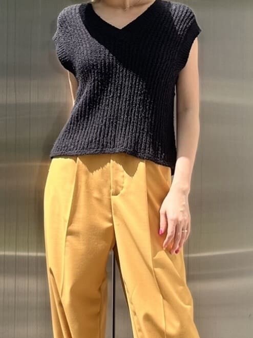 ブラック系のキャミソール、イエロー系のその他パンツ、ブラック系のベストを着用したレディースの春コーディネートの6枚目の写真