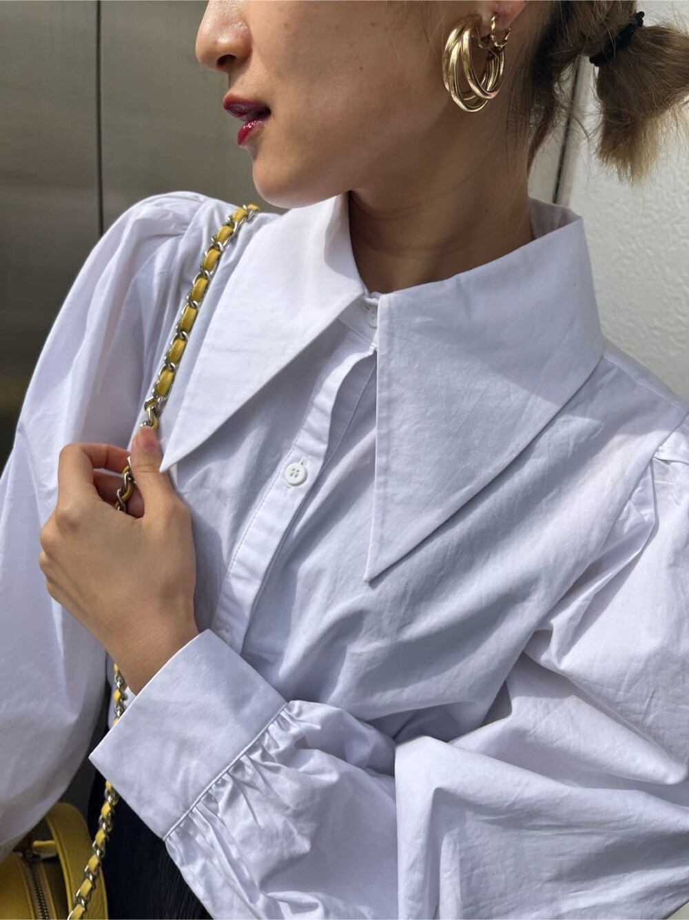 ブラック系のその他パンツ、イエロー系のショルダーバッグ、ホワイト系のシャツ/ブラウスを着用したレディースの春コーディネートの7枚目の写真