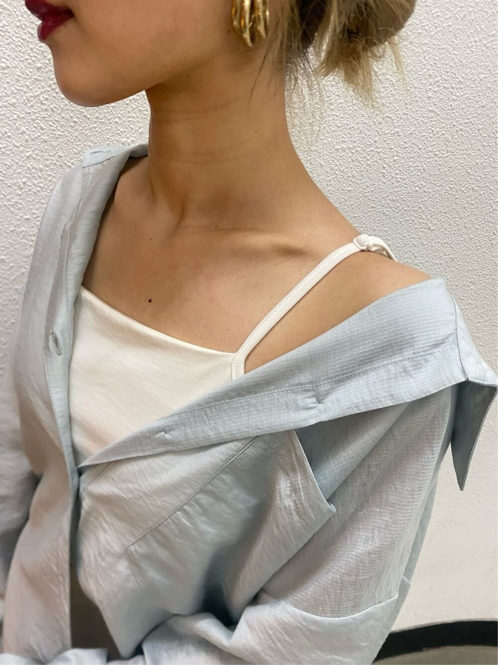 グレー系のシャツ/ブラウス、ブラック系のキャミソール、ホワイト系のサンダルを着用したレディースの春コーディネートの6枚目の写真