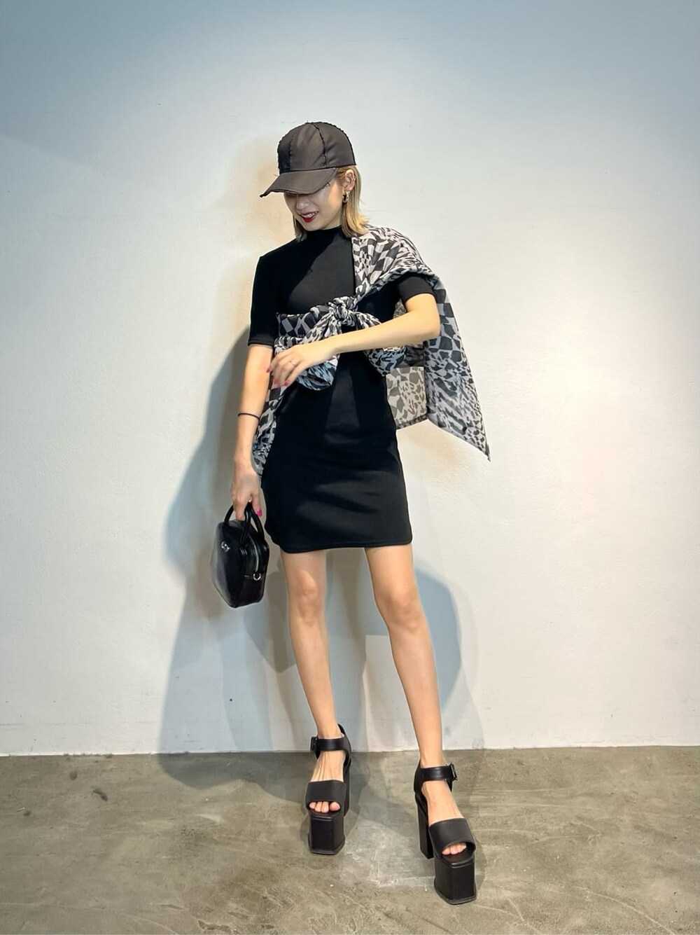 ブラック系のワンピース、ブラック系のサンダル、その他のシャツ/ブラウスを着用したレディースの春コーディネートの3枚目の写真
