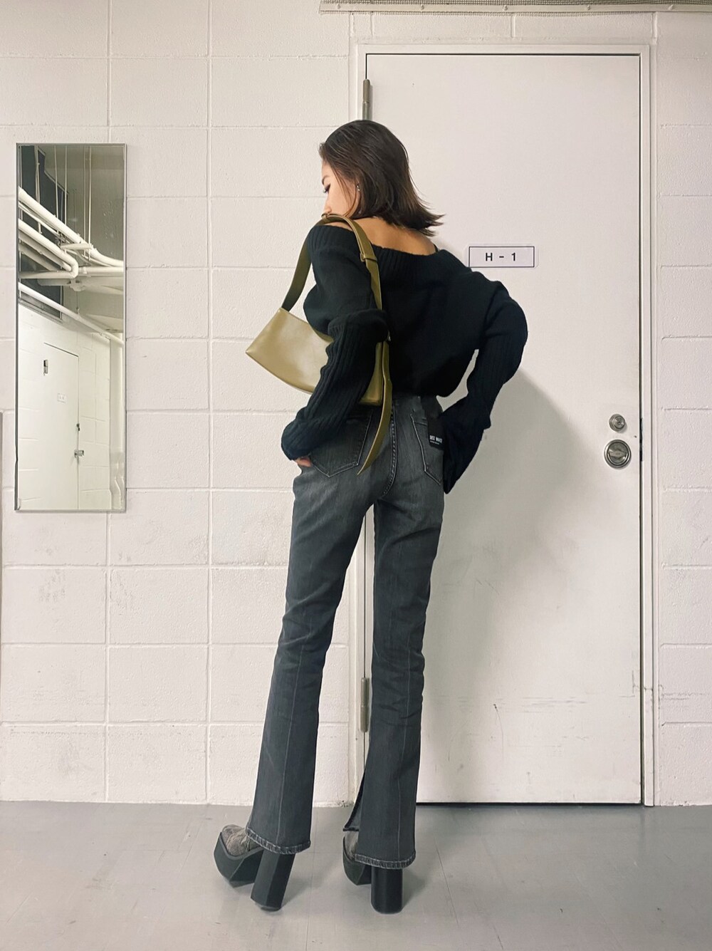 ブラック系のイヤリングを着用したレディースの秋コーディネートの3枚目の写真