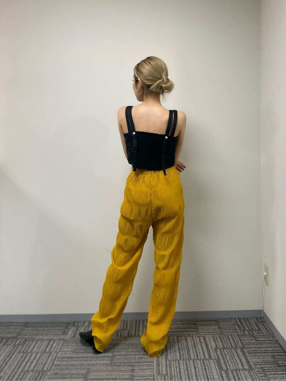 イエロー系のその他パンツ、ブラック系のサンダル、ブラック系のタンクトップを着用したレディースの春コーディネートの4枚目の写真