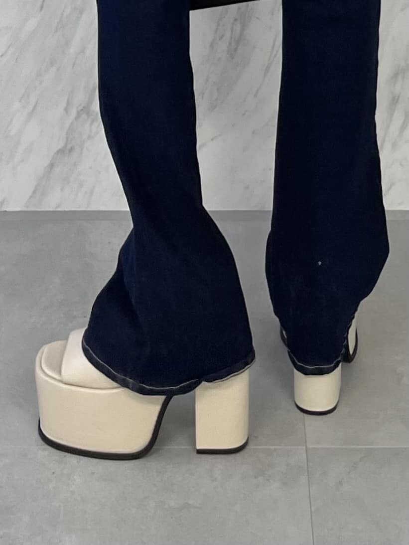 ブルー系のサロペット/オーバーオール、その他のシャツ/ブラウス、ホワイト系のサンダルを着用したレディースの春コーディネートの10枚目の写真