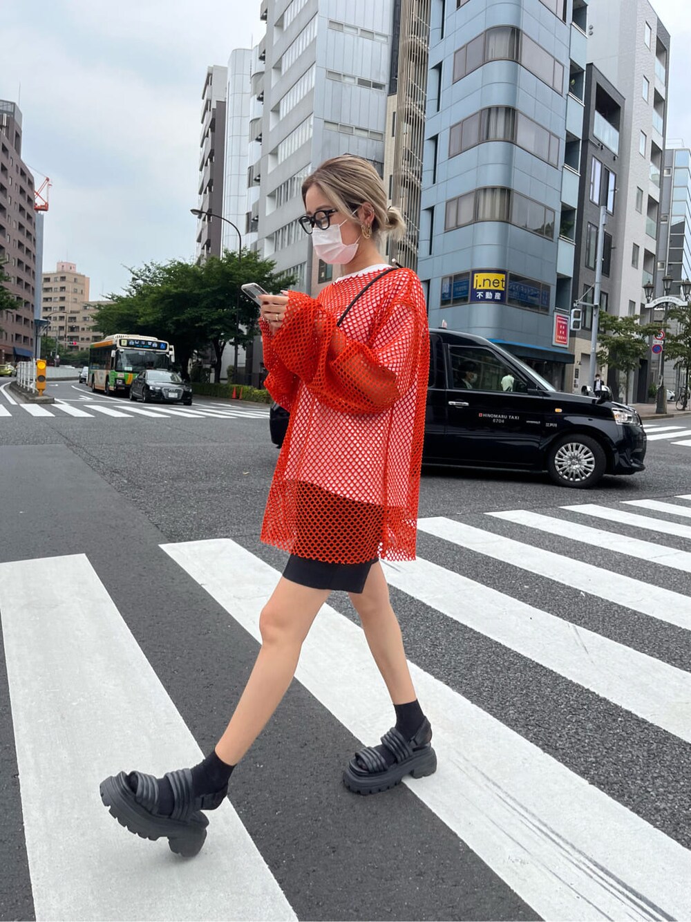 オレンジ系のTシャツ/カットソー、ホワイト系のTシャツ/カットソーを着用したレディースの夏コーディネートの4枚目の写真