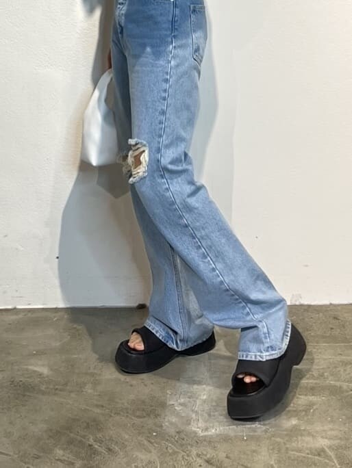 その他のシャツ/ブラウス、ブルー系のデニムパンツ、ブラック系のサンダルを着用したレディースの春コーディネートの7枚目の写真