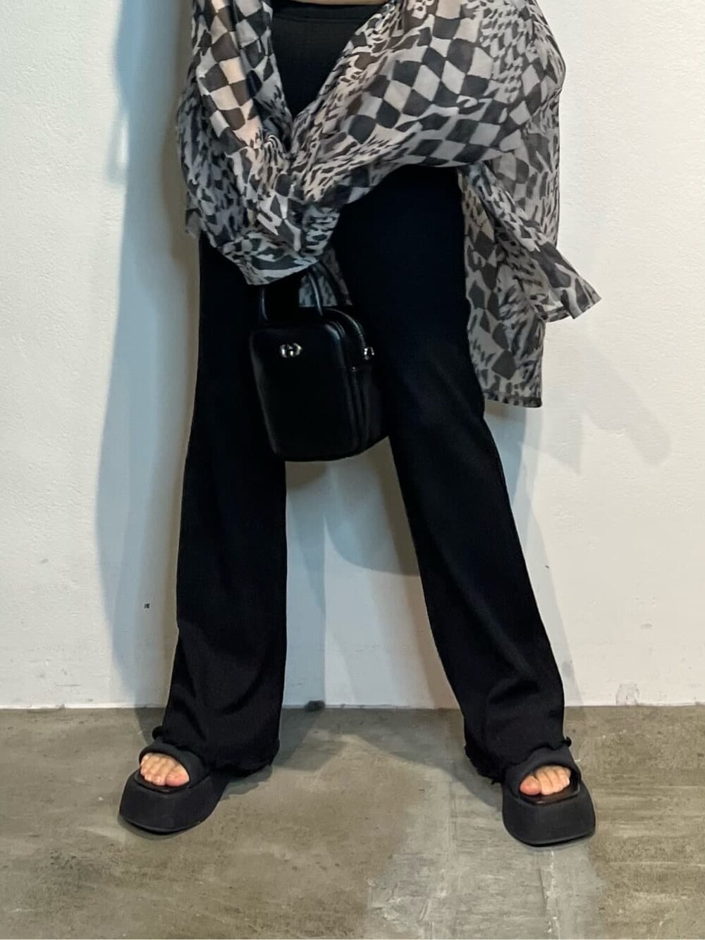 ブラック系のその他パンツ、その他のシャツ/ブラウス、ブラック系のショルダーバッグを着用したレディースの春コーディネートの7枚目の写真