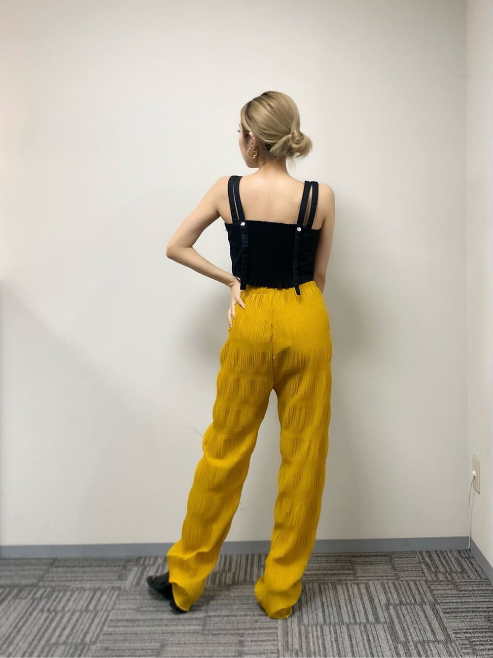 イエロー系のその他パンツ、ブラック系のサンダル、ブラック系のタンクトップを着用したレディースの春コーディネートの3枚目の写真